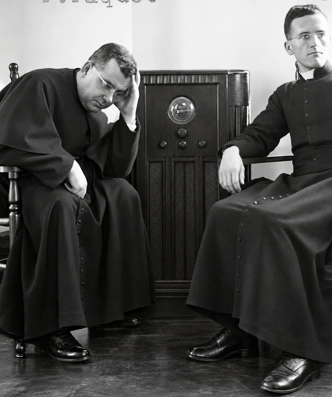 P. Paquet et P. Babin en 1940 écoutant les nouvelles de la guerre