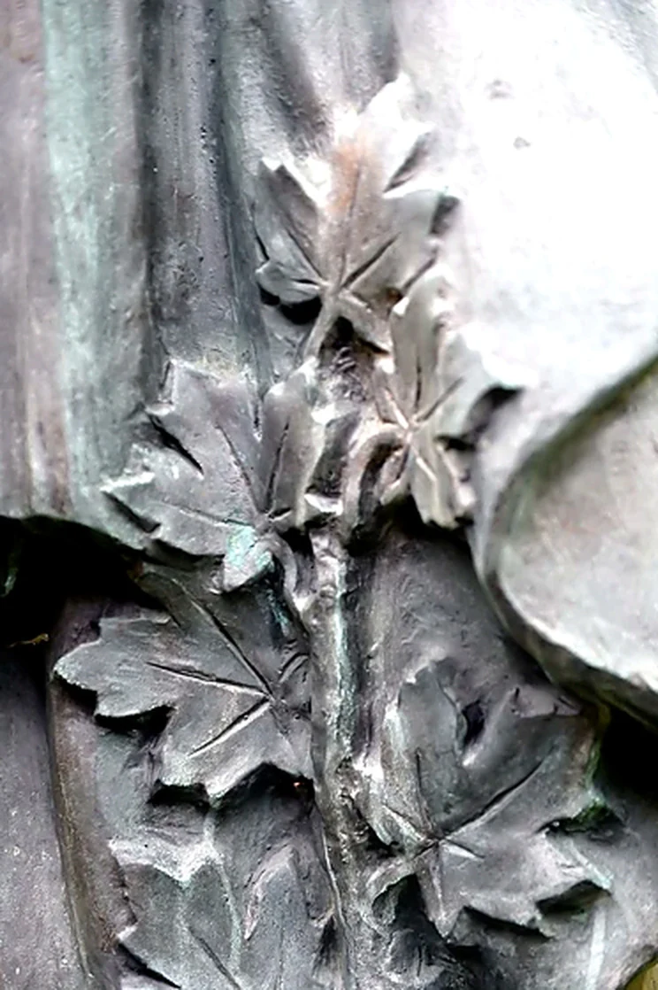 Détail d’une branche de feuilles d’érable sculptée dans le bronze