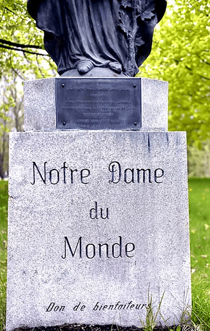 Inscription Notre-Dame du Monde gravée sur le socle