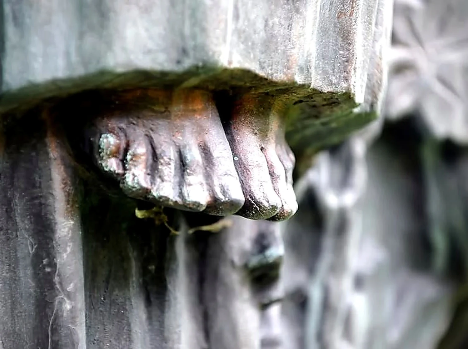 Détail des pieds de l’Enfant Jésus sous le vêtement