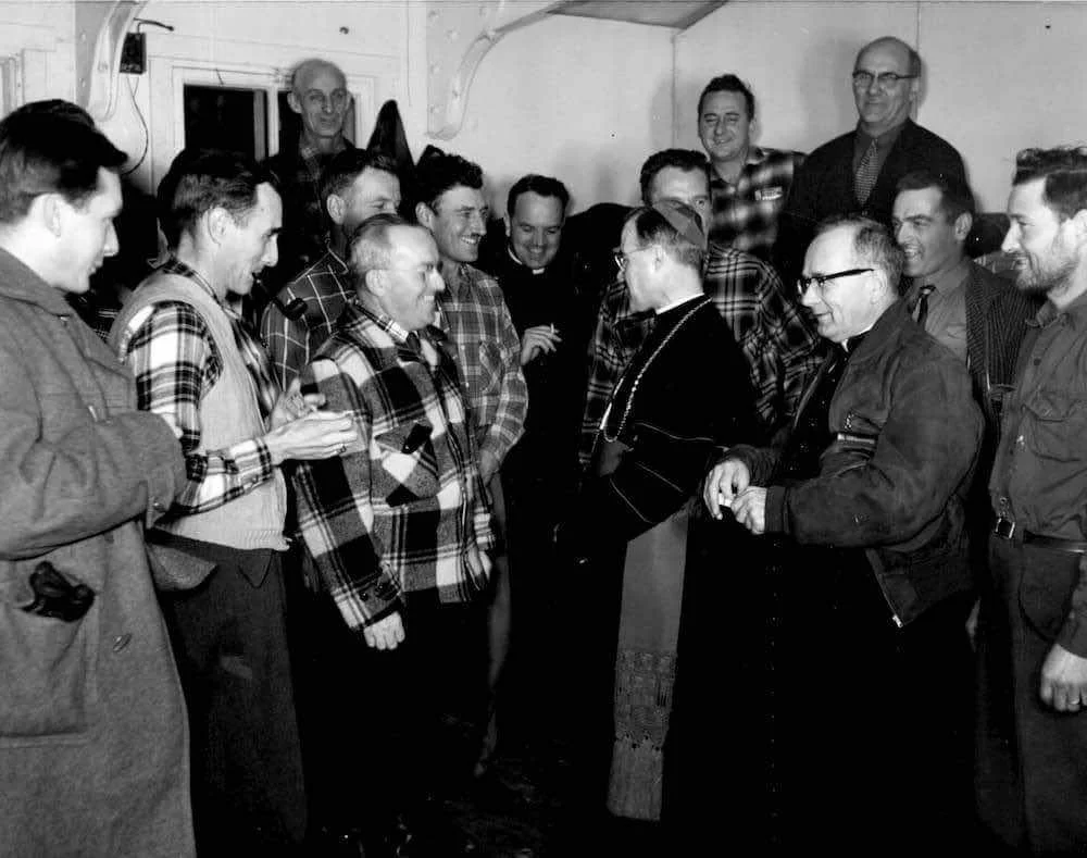 Mons. Couturier intercambie con un grupo de trabajadores