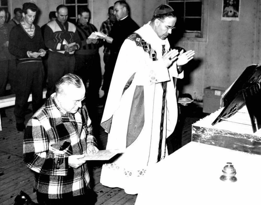 Mons. Couturier celebra misa en la capilla del campamento