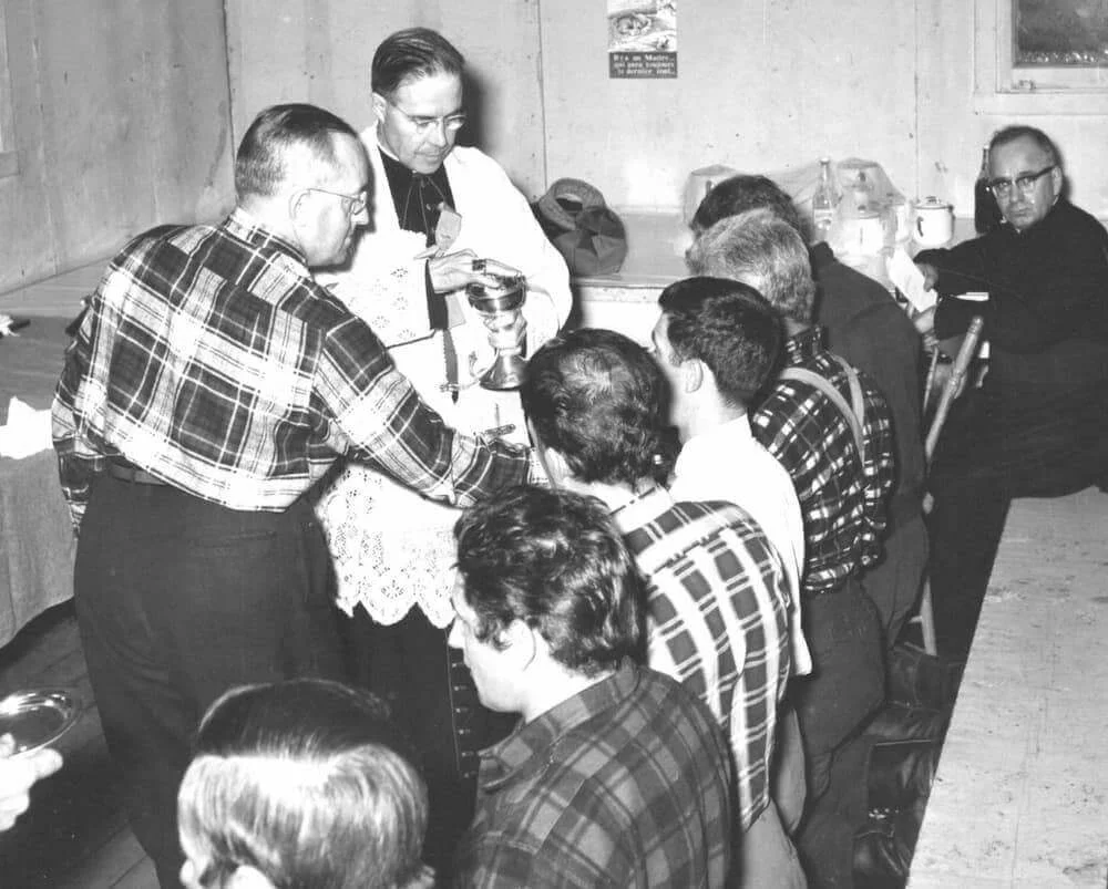Mons. Couturier celebra la misa para los trabajadores reunidos en la sala